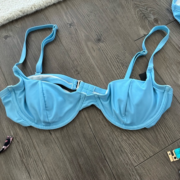 Medium, blue, cupped swim top, high rise bottoms. See the video for seem on top - Picture 9 of 12